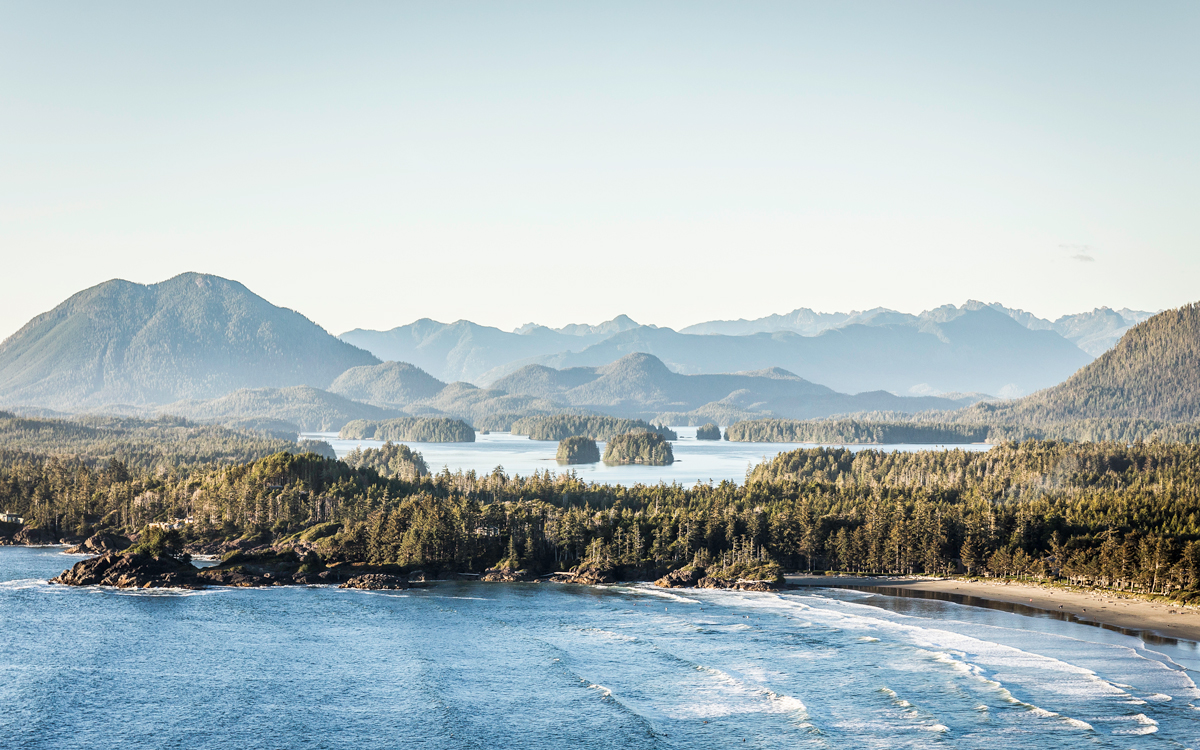 picture of mountains and ocean